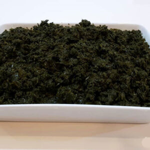 سبزی خرد شده سرخ شده با پیازچه و ریحان