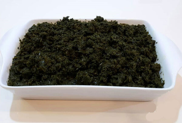 سبزی خرد شده سرخ شده با پیازچه و ریحان